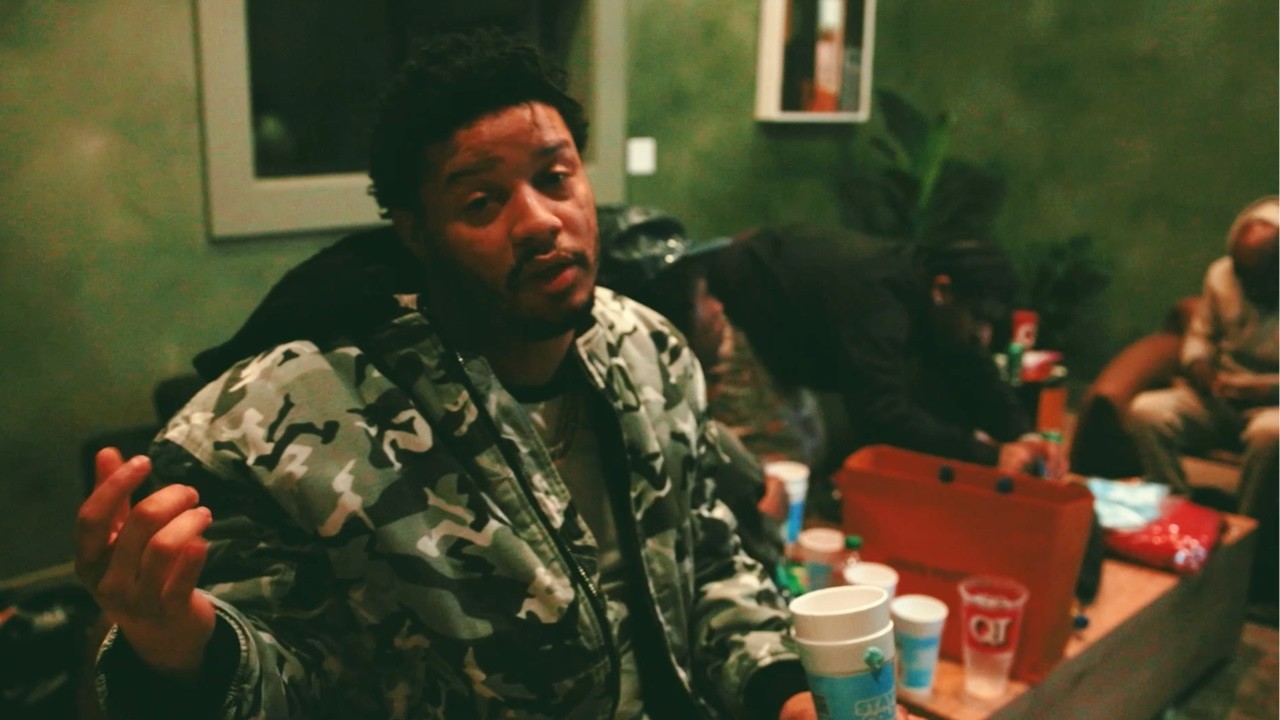 Veeze  - Wrong place, Wrong time  (Official Music Video)